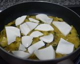Foto del paso 7 de la receta Tortilla de patatas y espinacas rellena de queso fresco