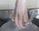 Foto del paso 1 de la receta: Pulpo en salsa de chintextle con puré de papá y ensalada fresca,