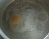 Foto langkah ke 2 dari resep Poached Egg (Telur Ceplok Rebus) dengan Mie Goreng.