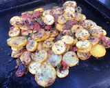 Une image de l'étape 8 de Courgettes jaunes aux tomates, poivrons verts et herbes de Provence.