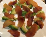 Foto del paso 2 de la receta: Ensalada de aguacate con manzana caramelizada, anchoas y nueces