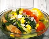 Foto langkah ke 3 dari resep *Bening Sawi Ijo Jagung Tomat*.