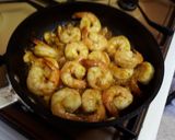 Une image de l'étape 3 de Pennes aux légumes et crevettes sautées à l'ail.