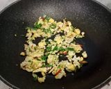 Foto langkah ke 4 dari resep Nasi Orak Arik Telur Kemangi.