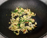 Foto langkah ke 4 dari resep Nasi Orak Arik Telur Kemangi.