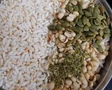A picture of step 2 of Murmura Pumpkin Seed Peanut Cikki.
