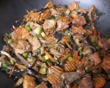 Foto del paso 3 de la receta: Verduras salteadas con carne de cerdo