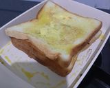 Foto langkah ke 5 dari resep Roti Bakar Selai Strawberry & Meises Cokelat.