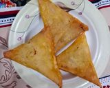 A picture of step 4 of Jubnah samosa.