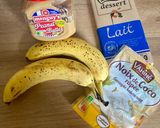 Une image de l'étape 1 de Bouchées glacées banane, beurre de cacahuète, chocolat et coco.