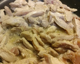 Foto del paso 2 de la receta: Pollo con nopal en salsa de guajillo🌺