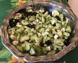 Une image de l'étape 8 de Concombres Noa marinés au jus de raisin blanc, olives noires, feta et persil.