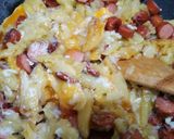 Foto del paso 4 de la receta: Revuelto de salchipapa