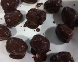 Foto langkah ke 3 dari resep Kurma Coklat Isi Keju Oles.