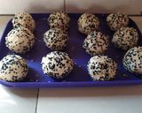 Gambar langkah 7 resipi Kuih Bom bijan hitam.