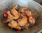 Foto langkah ke 5 dari resep Ayam kecap bumbu iris.