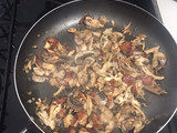 Pasta con pollo, champiñones y tocineta