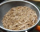 Foto del paso 3 de la receta: Fideos soba con tirabeques en salsa de ostras