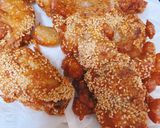รูปขั้นตอนการทำที่ 2 ของ สันคอหมู ปีกไก่ทอดน้ำปลา / Deep fried pork shoulder & chicken wings w/ white sesames in fish sauce 💦