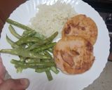 Foto del paso 3 de la receta: Medallones de salmón a la plancha con judías verdes y arroz blanco