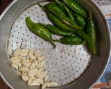 A picture of step 1 of Stuffed Garlic chilli.