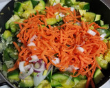 Foto del paso 4 de la receta: Revuelto de zapallitos y zanahorias!!!