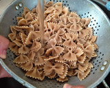 Foto del paso 3 de la receta: Ensalada con pasta farfalle integral, tomates secos, queso feta y más 😉💓