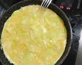 Foto del paso 4 de la receta: Tortilla de calabacín y cebolla