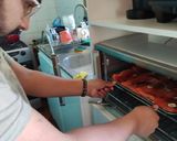 Foto del paso 3 de la receta: Salmón Napolitano al horno con salsa de camarón