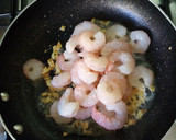 Foto del paso 3 de la receta: Salteado de habicholillas y gambas congeladas