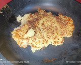 Foto del paso 3 de la receta: Huevos fritos sobre torta de patata