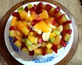 Foto del paso 6 de la receta: Ensalada de frutas en medio melón