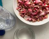 Foto del paso 1 de la receta: Mermelada de pétalos de rosas