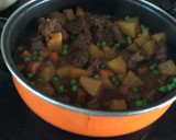 Foto del paso 2 de la receta: Estofado de carne con papas, zanahorias y guisantes