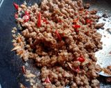 รูปขั้นตอนการทำที่ 2 ของ ข้าวผัดกะเพราไข่ดาววัดใจ (กินข้าวผัดกะเพราในขัน)