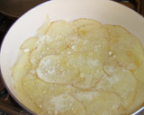 Foto del paso 1 de la receta: Pizza de patatas en pétalos