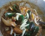 Foto langkah ke 5 dari resep Kerang Saus Padang.