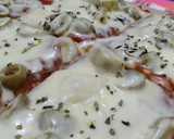 Foto del paso 5 de la receta: Pizza con muzzarela y aceitunas 🍕😋