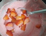 A picture of step 3 of Red velvet ice cream strawberry sundae.