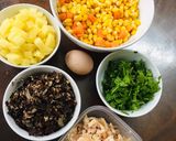 Hình bước làm 1 của món Soup gà ngô nấm