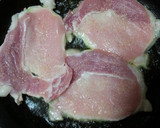 Foto del paso 3 de la receta: Lomo de cerdo con salsa de espárragos y albahaca