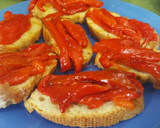 Foto del paso 1 de la receta: Tostada de anchoas y pimientos rojos y verde