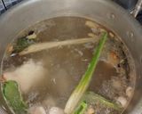 Foto langkah ke 3 dari resep Sup Ayam ala PakMin Klaten dengan Jamur Enoki.