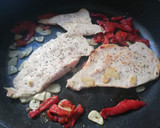 Foto del paso 2 de la receta: Filetes de pechuga de pollo al ajillo con pimientos del piquillo