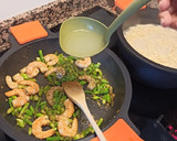 Foto del paso 3 de la receta: Espaguetis con langostinos y espárragos verdes