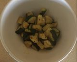 A picture of step 3 of Curry chicken breasts with zucchini/courgette.