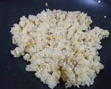 Hình bước làm 5 của món Cơm chiên trái thơm
