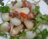 Hình bước làm 2 của món Hành xào thịt heo