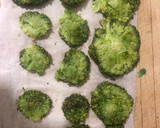 Foto del paso 3 de la receta: Chips de brócoli y queso parmesano