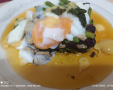 Foto del paso 4 de la receta: Huevos con habitas confitadas, cebolla picante y espárragos